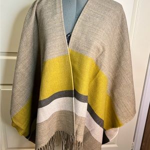 Fashionable Uniqlo Stole! Throw over a coat for extra warmth or wear alone.